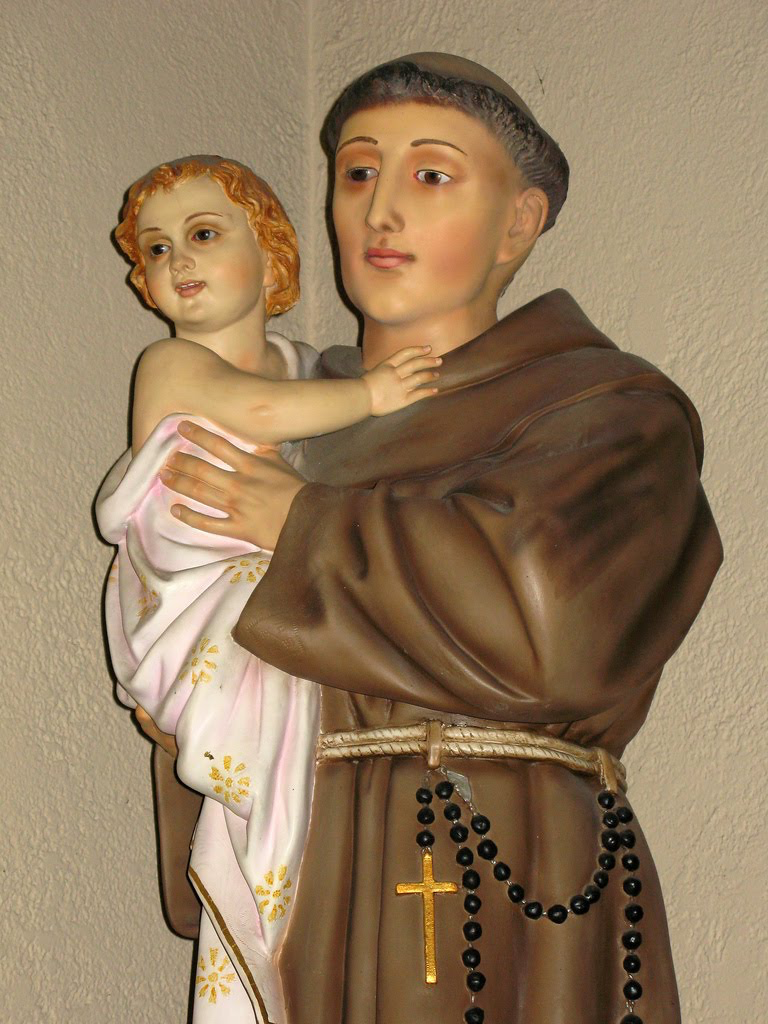 Statue of Saint Anthony holding the Christ Child