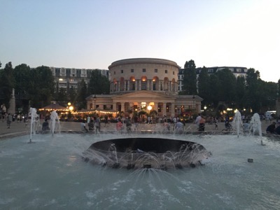 Image of the rotunde at Place de Stalingrad with a fountain in front