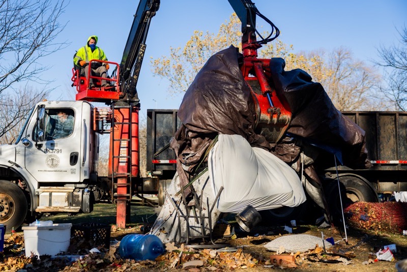 Photo of the City of Chicago clearing out the homeless encampment in the park